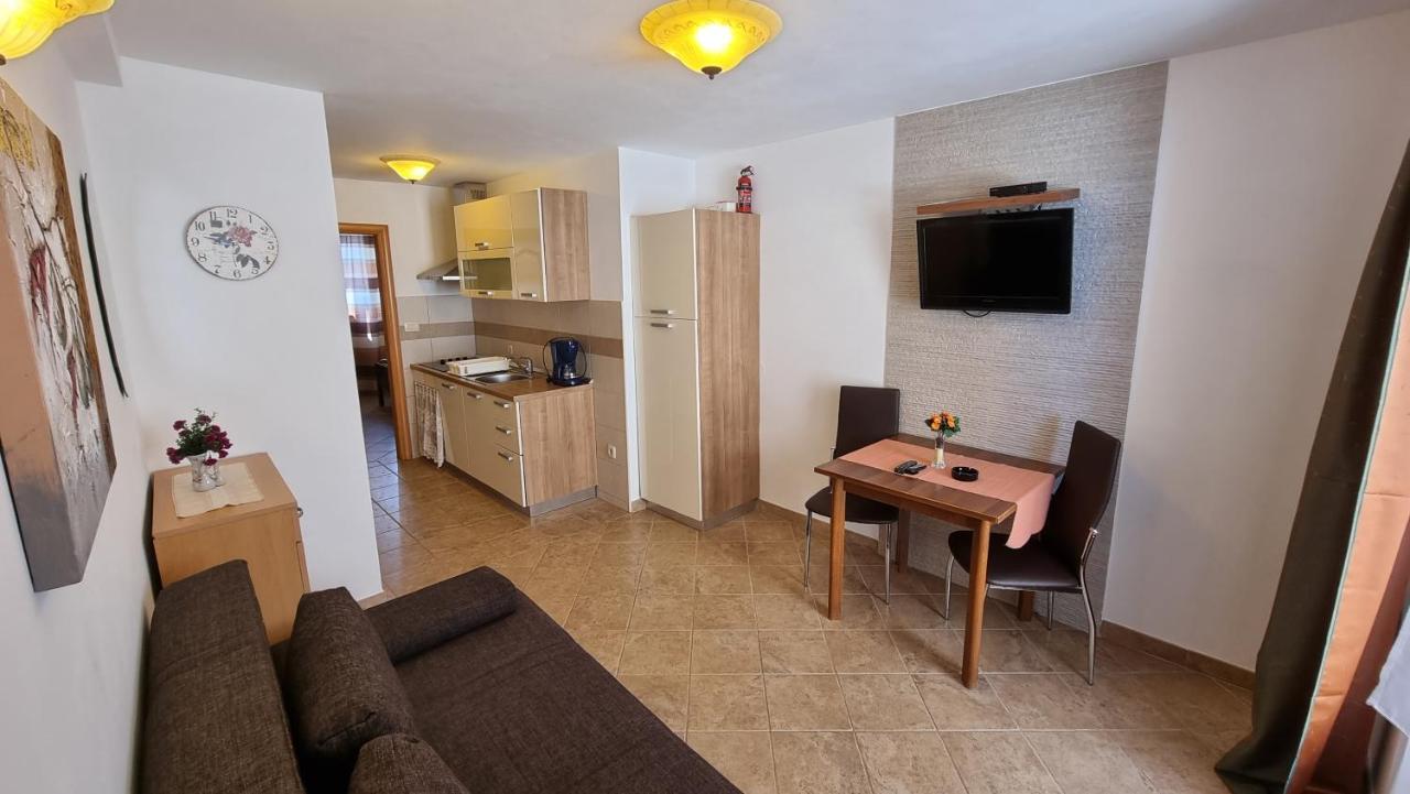 Apartmani Sidro Malinska Kültér fotó